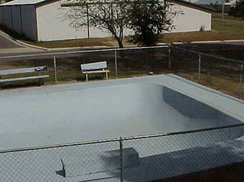 Skatebowl.JPG (35856 bytes)